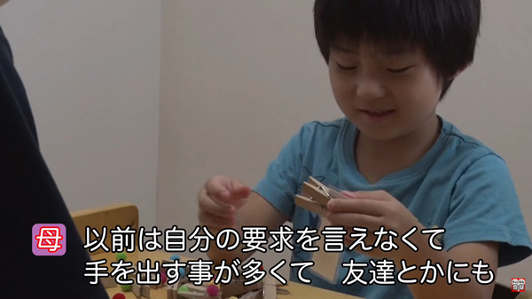 療育インタビューで発語前の男の子について話すお母さん